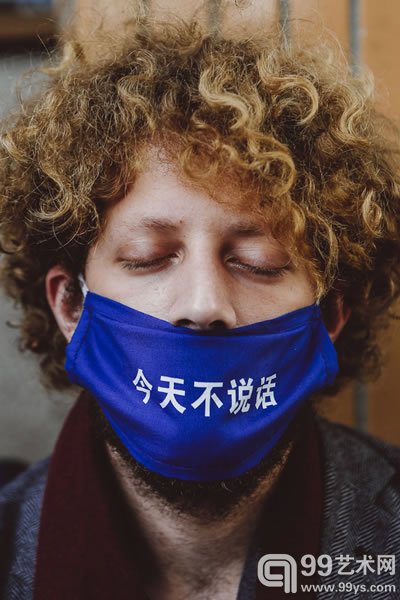 2014年11月23日，戴口罩的艺术家们在上海东昌电影院门口静坐，希望让中国当代艺术“静一静