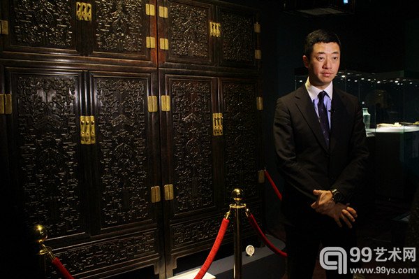 保利拍卖古董珍玩部总经理李移舟介绍清乾隆 紫檀高浮雕吉庆有余顶箱式四件柜