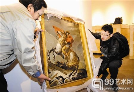 工作人员开箱展示法国经典巨作《跨越阿尔卑斯山圣伯纳隘道的拿破仑》