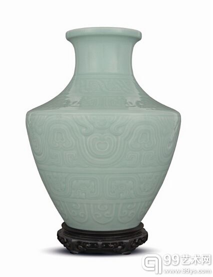 拍品编号3276 清乾隆   粉青釉刻古铜器纹尊   六字篆书款 高14 7/8吋 (38公分) 成交价：港元43,800,000