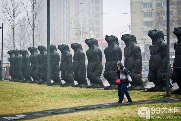 人猿猩球！长春街头现巨猿铜像