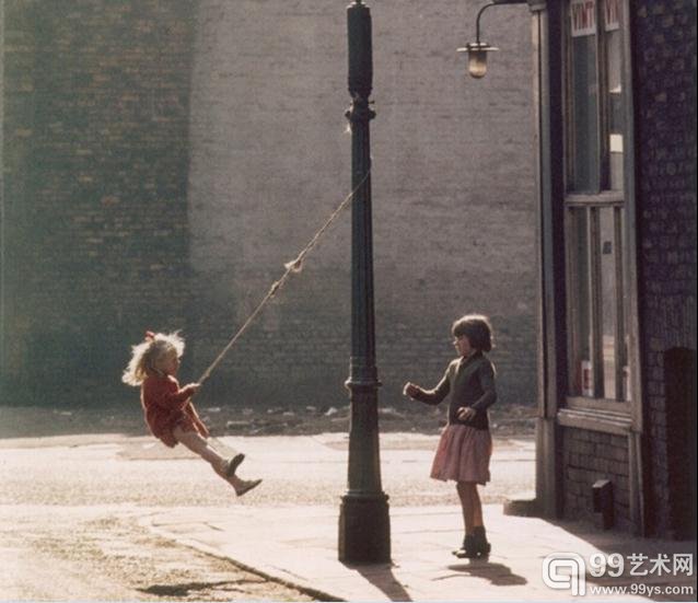 英国著名的街头摄影师雪莉·贝克(Shirley Baker )近段时间去世,享年82岁。这位被称之为罕见的天才女摄影家,在20世纪中期的纪实摄影里颇具影响,当时留传着这样一句话,众多男性摄影师说为因为有了那么几个女摄影师的辉煌,而备让他们感到耻辱。曼彻斯特大学毕业的她,原在一家公司从事录音和宣传图片制作的工作。上世纪60年代到索尔福德大学摄影艺术专业求学,自此走上了摄影专业道路。她的街拍作品深入著名纪实摄影大师亨利·卡蒂埃-布列松和罗伯特·弗兰克的影响。她的作品涵盖了英国当时的市井阶层,尤其是对妇女和儿童的关注,作品幽默诙谐。1989年她的第一本书,《街摄影:曼彻斯特和索尔福德》问世,使得她的作品被广泛认可和重视。雪莉·贝克,摄影师,生于1932年7月9日,卒于2014年9月21日。