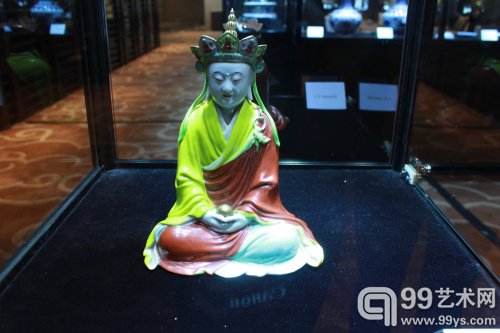 北京盈时2014秋拍预展现场：乾隆粉彩地藏王菩萨坐像