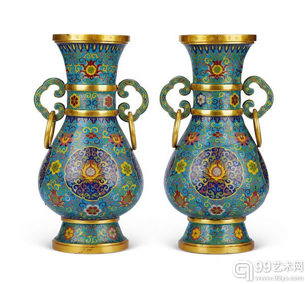清乾隆 御制铜胎掐丝珐琅双如意耳花觚(一对)尺寸: H:35.5cm.×2估价(人民币): 2,800,000-3,500,000