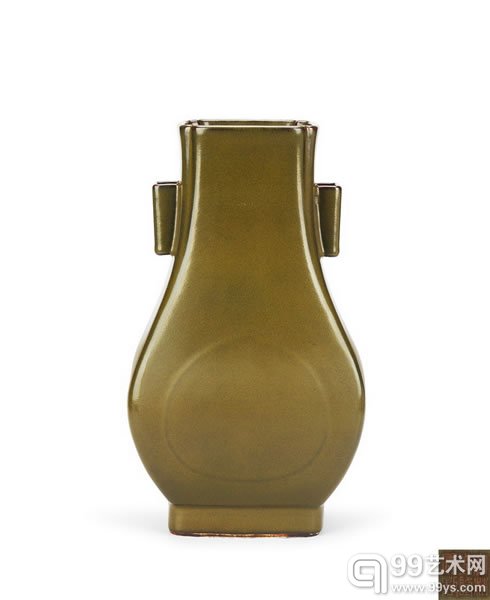 清乾隆 厂官釉杏圆双贯耳方瓶尺寸: H:30.5cm.估价(人民币): 1,600,000-2,200,000