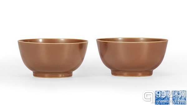 清乾隆 紫金釉碗(一对)尺寸: D:12.4cm.×2估价(人民币): 650,000-750,000
