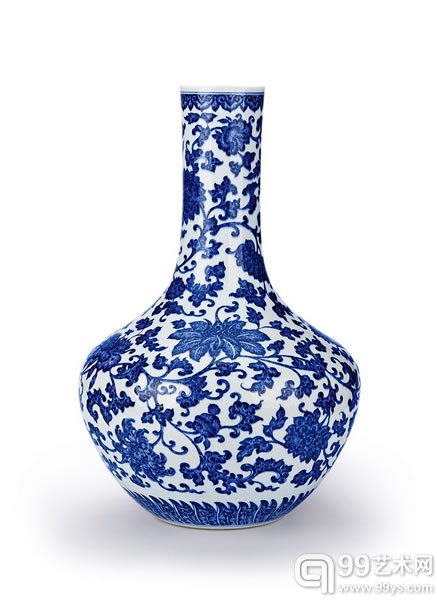 清乾隆 青花缠枝莲纹长颈瓶尺寸: H:53.5cm.估价(人民币): 900,000-1,200,000