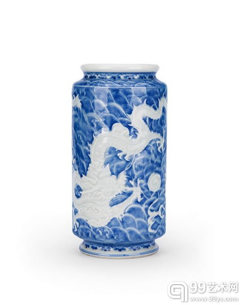 清乾隆 青花堆塑龙纹筒瓶尺寸: H:24.5cm.估价(人民币): 180,000-250,000