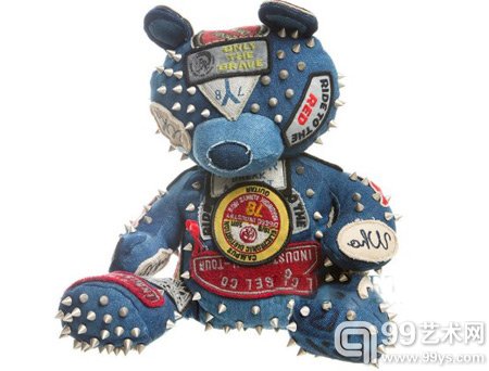 Nicola Formichetti设计的熊，Diesel的艺术总监，这只熊身上满是标牌，以至于它无法给人拥抱了