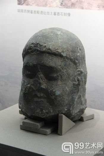 陕西省考古院在崇陵发掘的唐代番酋石像