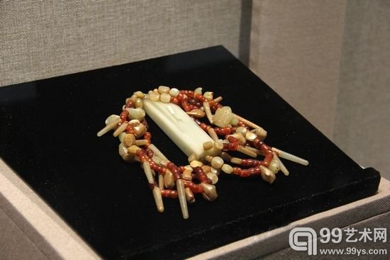 出土于韩城梁代村西周墓地的玉握，小国芮国的奢侈陪葬