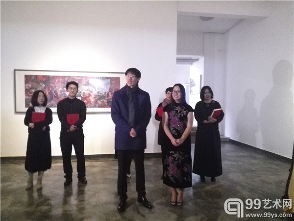 艺术家吕鹏与在3画廊艺术总监棉布在开幕式发表讲话