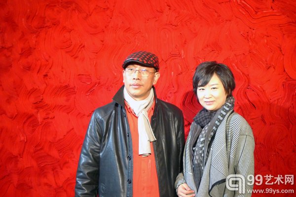 活动现场艺术家冉启泉与好友合影