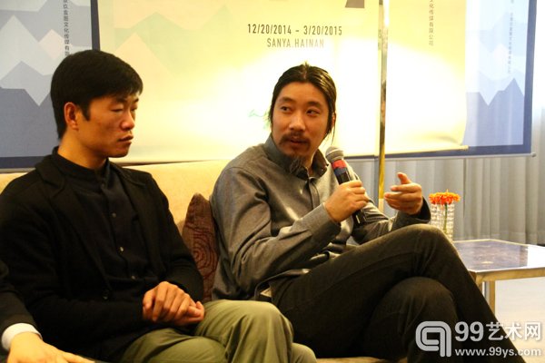 活动现场评委戴卓群（左）与鲍栋