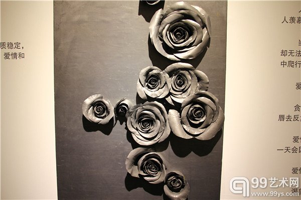 活动现场呈现《玫瑰》系列作品