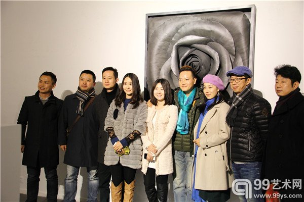 活动现场观众在艺术家作品前面合影