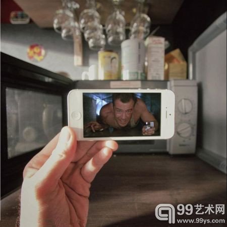 艺术家玩错位摄影 电影与现实场景完美融合