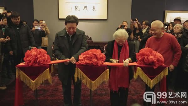 中国文联主席孙家正先生和李可染先生夫人邹佩珠先生剪彩