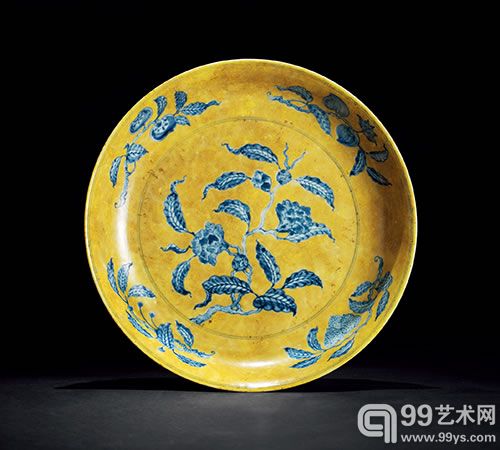 明成化黄地青花折枝花卉纹大盘 “大明成化年制”款 直径30.6cm
