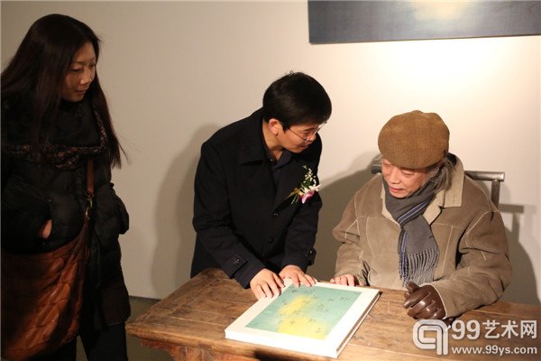 中国美术馆副馆长胡伟观看作品