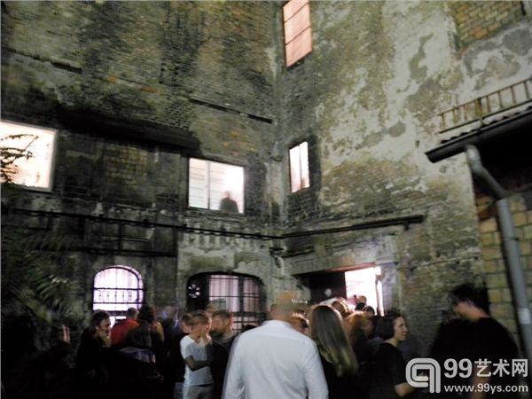 25年後在柏林市中心还有废弃的旧建筑可供当代艺术展览。