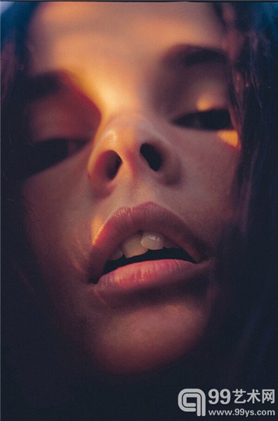 艾尔丽•麦古奥ALI MACGRAW “她可能是当年美国最有名的电影明星。当时,他们在罗得岛的一所房子里待了几天,我想除了拍照,他们也喜欢彼此的陪伴。这张照片看起来如此性感 – 有人曾说如果艾尔丽•麦古奥不矫正牙齿就不能成为明星,但她证明他们都错了。”