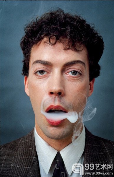 蒂姆•克里TIM CURRY “这应该是1981年为一本杂志拍摄的,那时蒂姆•克里发行了专辑《Simplicity》正在做宣传。后来,这张照片又被用于蒂姆•克里1989年的精选专辑《The Best of Tim Curry》。”