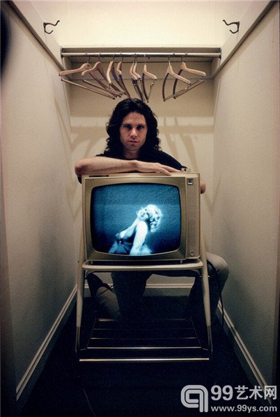 吉姆•莫里森JIM MORRISON “所有人都认为这是玛丽莲•梦露,但那只是个碰巧出现电视上的金发碧眼的姑娘。这张照片是在洛杉矶的Chateau Marmont酒店拍摄的。这里,电视机就像一个透视吉姆•莫里森灵魂的屏幕——我父亲把他看作为一个文化评论家。”