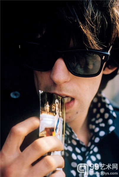 基思•理查兹KEITH RICHARDS “披头士是摇滚界的乖娃娃,而滚石却是坏孩子。于是凯恩让乐队的所有成员用印有女王照片的明信片剔牙,不过真正这么做了的只有布莱恩•琼斯和基思•理查兹。”