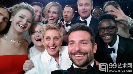 照片由Ellen Degeneres于2014年3月2日拍摄于加利福尼亚州好莱坞 这是一张在奥斯卡颁奖典礼上众星云集的自拍照，该照片上传推特一小时内获得超过了1百万的转发次数
