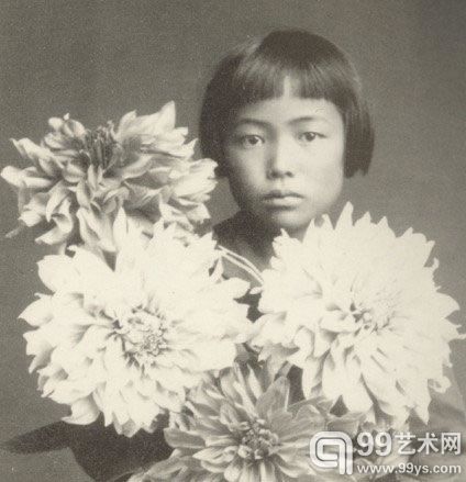 幼年的草间弥生，这个发型她保持了终身