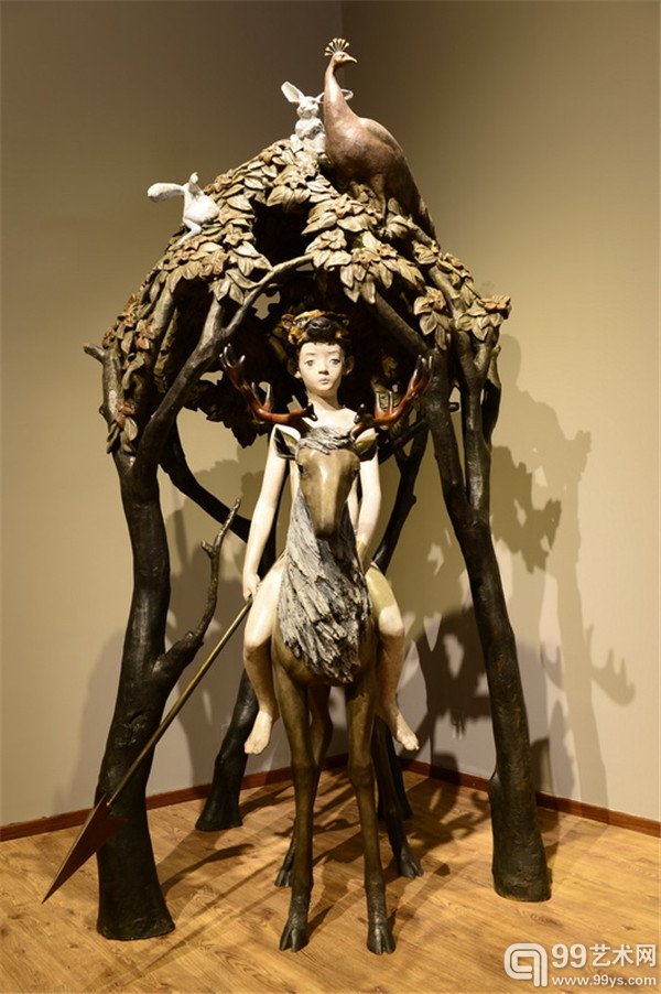 颜石林 一人一座城之鲜花勇士 328 × 250 × 177 cm  铸铜化学着色  2013