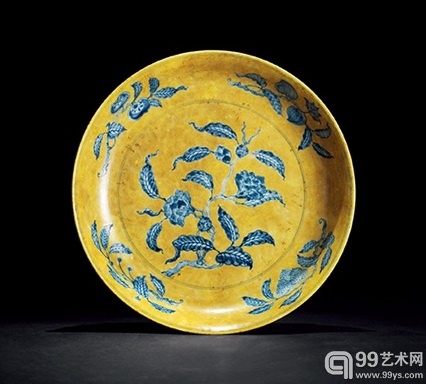 明成化黄地青花折枝花卉纹大盘 “大明成化年制”款 直径30.6cm