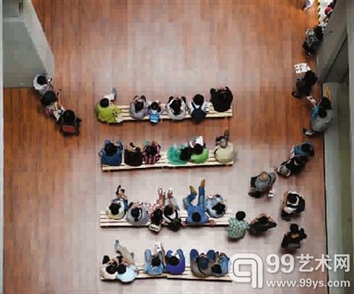 如今，人们对于博物馆越发感兴趣，每到周末博物馆中总是不乏参观者的身影