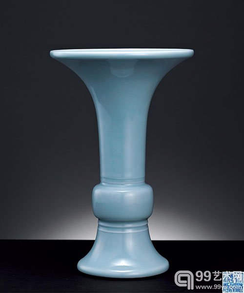 清乾隆仿汝釉花觚    成交价：RMB 3,967,500