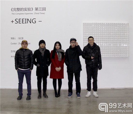 艺术家和策展人张红雷(中）合影