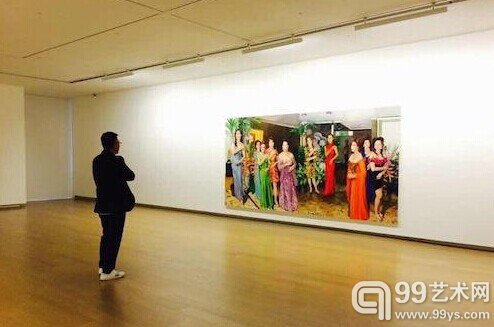 刘小东正在观看其作品：《记忆树-1》