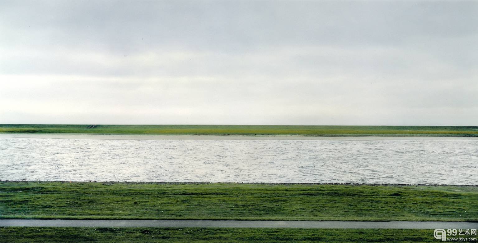安德烈亚斯·古尔斯基的《莱茵河II》的价格为433.85万美元，他被视作数字影像艺术的一位探索者