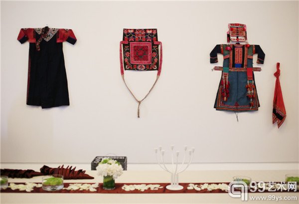 谷真真收藏-现场展出的彝族服饰1