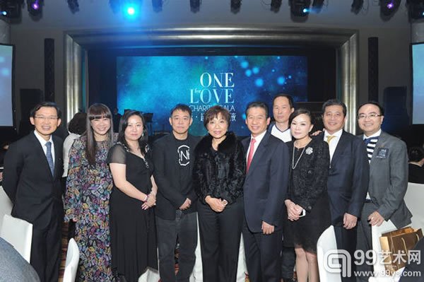壹基金香港主席李连杰先生(左四)、理事谭毓桢女士(左二)、理事朱李月华博士(左五)与众嘉宾合照