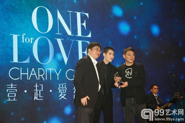 保利香港拍卖董事赵旭先生与壹基金香港主席李连杰先生致送纪念品予萧敬腾