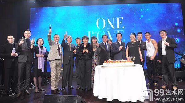主办单位与嘉宾在台上祝酒,并道贺向生生日