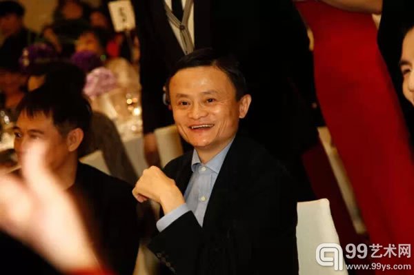 阿里巴巴创始人马云在「壹·起·爱 慈善夜」慈善拍卖晚宴参与竞拍