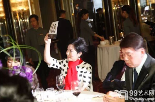 拍卖现场竞投热烈,众宾客投入其中