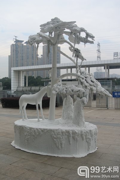 上海188艺术仓库带来高达五米的雕塑作品