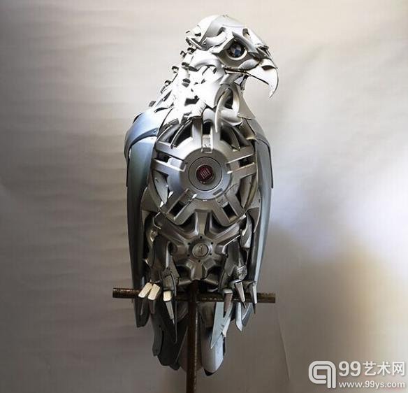 英国艺术家的执念!专捡车轱辘做成各种各样的雕塑