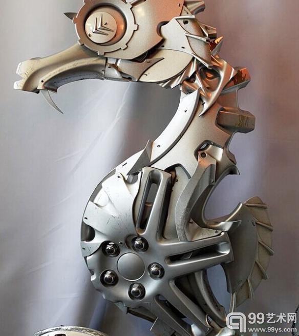 英国艺术家的执念!专捡车轱辘做成各种各样的雕塑