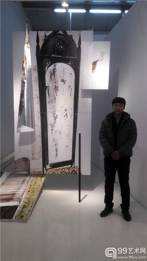 艺术家刘超与装置作品合影