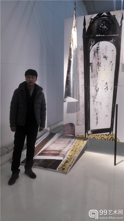 艺术家刘超与装置作品合影