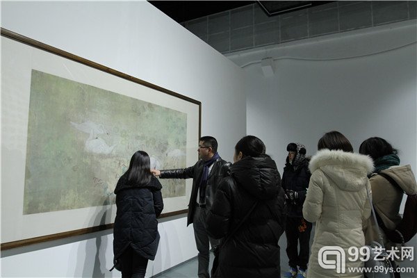 蜂巢当代艺术中心馆长夏季风在进行媒体导览